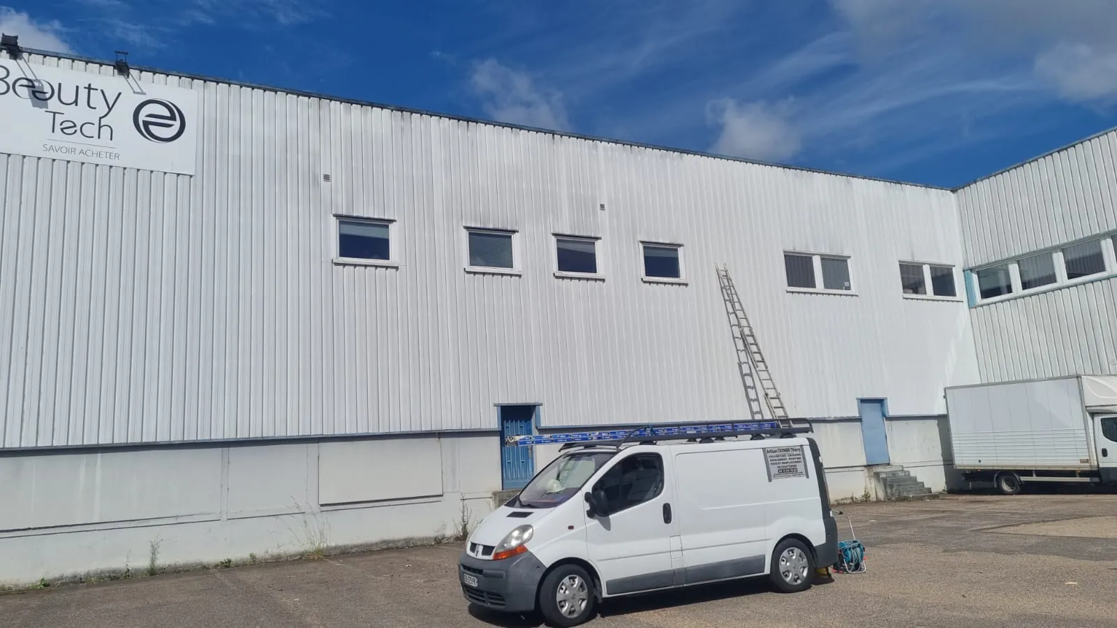 Camion Artisan Cronier devant un bâtiment industriel à nettoyer