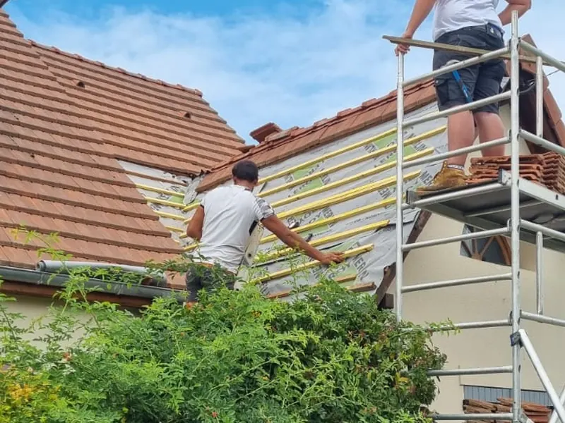 L’équipe Artisan Cronier posant les liteaux avant la couverture