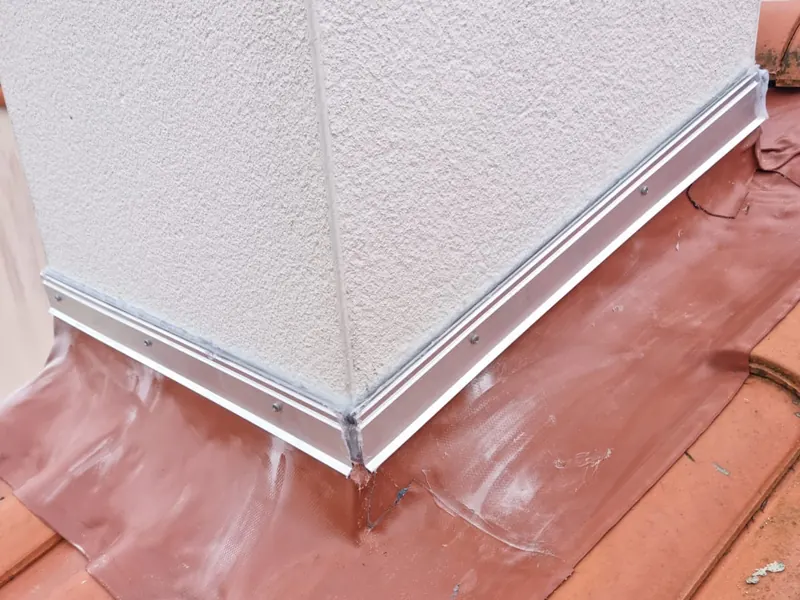 Solin d’étanchéité neuf au pied d’une cheminée