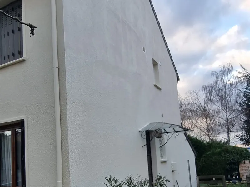 Façade après ravalement, enduit blanc neuf