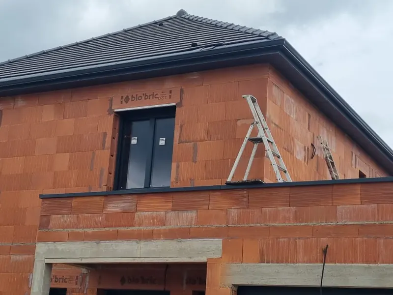 Couverture tuiles anthracite et gouttières sur maison neuve