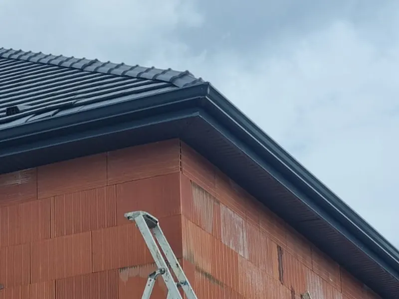 Détail de gouttière et débord de toit sur construction neuve
