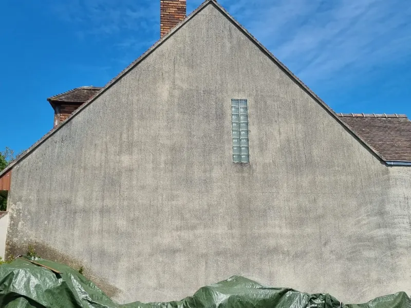 Pignon de maison noirci avant nettoyage