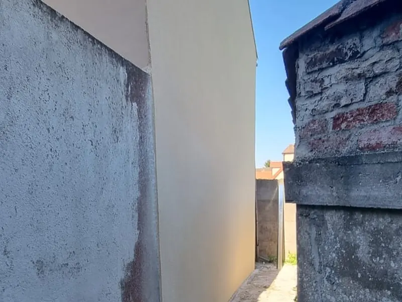 Ravalement d’un pignon mitoyen dans une ruelle