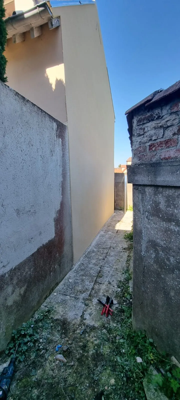 Ravalement d’un pignon mitoyen dans une ruelle