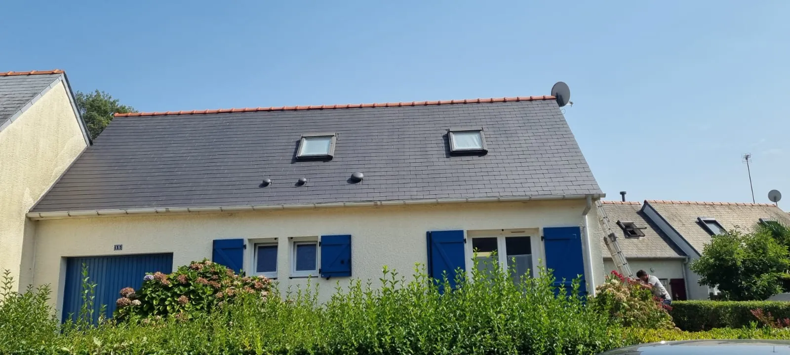 Toiture ardoise nettoyée, faîtage et Velux neufs — chantier Artisan Cronier