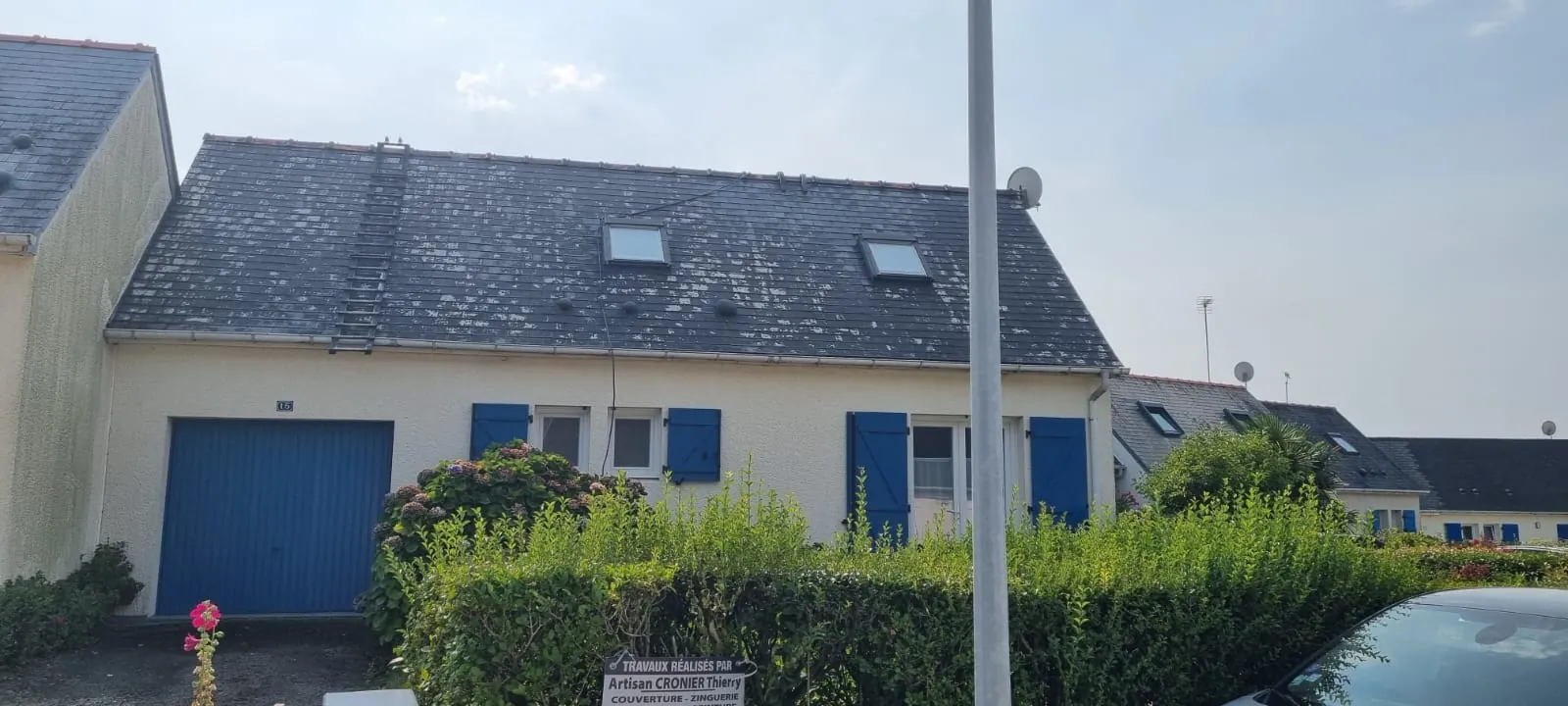 Toiture ardoise couverte de mousse et lichen avant intervention